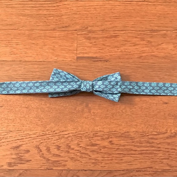 Boy’s Velcro Bowtie in Light Blue Print Pattern - Picture 4 of 7